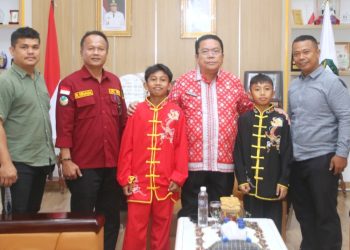 Ketua Dewan Guru Perguruan Kungfu Naga Sakti Siauw Lim Sie Indonesia Drs. Risbon Sinaga MM bersama para pelatih dampingi Anggara Tamba Siswa dan Alvaro Tampubolon Wakili minta dukungan dari Walikota Pematangsianțar Wesly Silalahi.