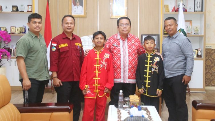 Ketua Dewan Guru Perguruan Kungfu Naga Sakti Siauw Lim Sie Indonesia Drs. Risbon Sinaga MM bersama para pelatih dampingi Anggara Tamba Siswa dan Alvaro Tampubolon Wakili minta dukungan dari Walikota Pematangsianțar Wesly Silalahi.