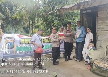Kapolsek Tanah Jawa Kompol Asmon Bufitra S.H. M.H berikan sembako kepada bapak Miswanto