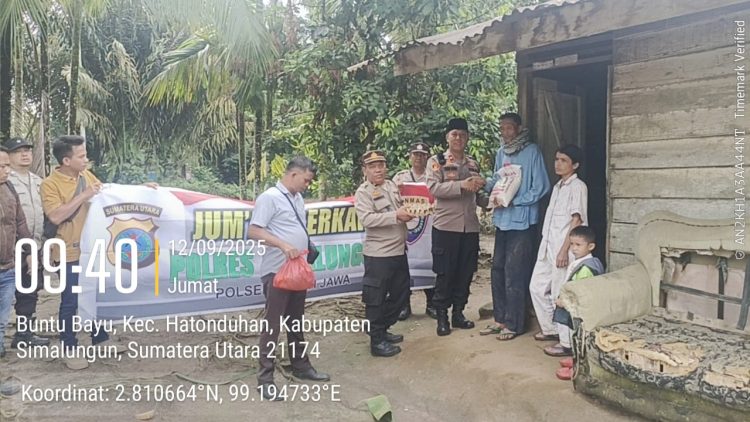 Kapolsek Tanah Jawa Kompol Asmon Bufitra S.H. M.H berikan sembako kepada bapak Miswanto