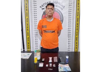 Tersangka Junaidi alias Goplak dan barang bukti
