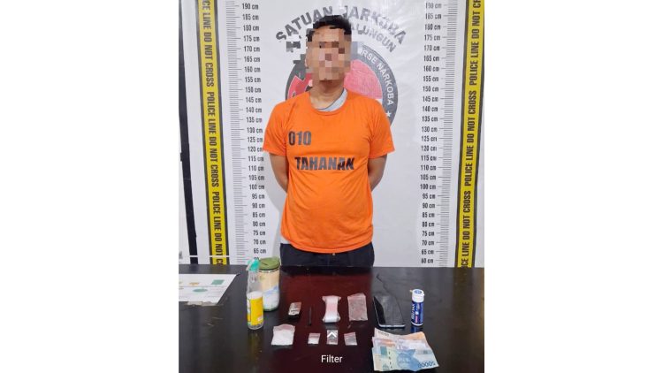 Tersangka Junaidi alias Goplak dan barang bukti