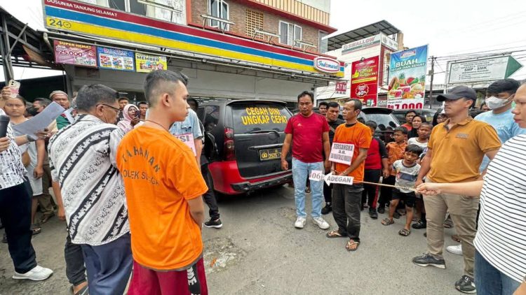 Kapolsek Sunggal Kompol Bambang G Hutabarat pimpin rekonstruksi dengan hadirkan tersangka. (Foto Ist)