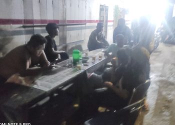 Personil piket Polseķ Siantar Marihat berikan Himbauan di Lapo Tuak Jalan Pisang