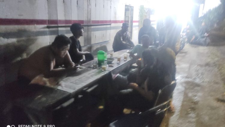 Personil piket Polseķ Siantar Marihat berikan Himbauan di Lapo Tuak Jalan Pisang
