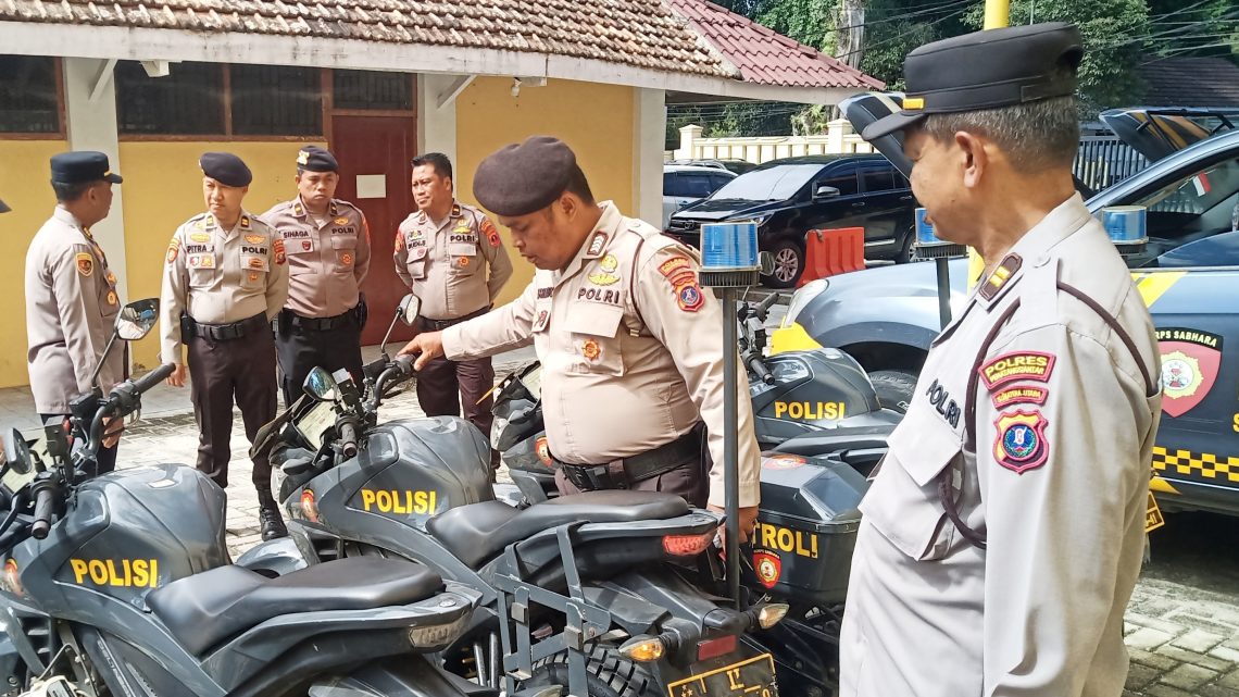 KBO Sat Samapta IPTU Pitra Jaya SP. SH dampingi Kabag Log AKP Juni Hendrianto SH. MH pemeriksaan Randis Sat Samapta