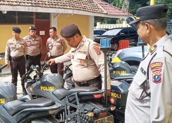 KBO Sat Samapta IPTU Pitra Jaya SP. SH dampingi Kabag Log AKP Juni Hendrianto SH. MH pemeriksaan Randis Sat Samapta