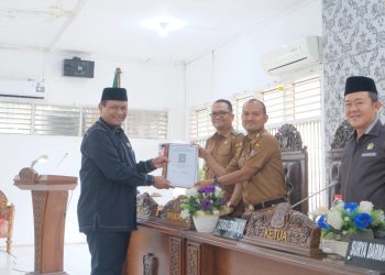Wali Kota Tanjungbalai, Mahyaruddin Salim didampingi Wakil Wali Kota Muhammad Fadly Abdina menghadiri Rapat Paripurna DPRD Kota Tanjungbalai