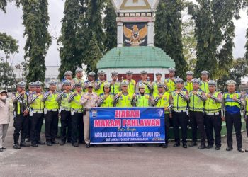Kasat Lantas IPTU Friska Susana SH bersama personil saat ziarah Makam Pahlawan 