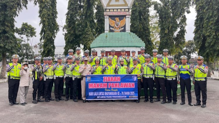 Kasat Lantas IPTU Friska Susana SH bersama personil saat ziarah Makam Pahlawan 