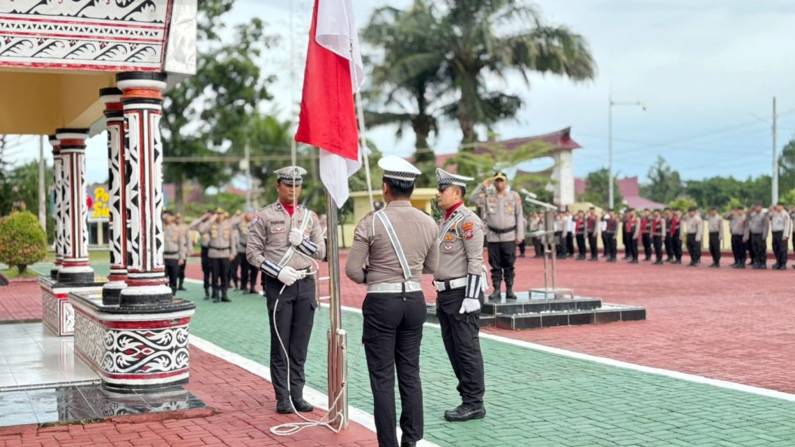 Wakapolres Simalungun Kompol Edi Sukamto, S.H., M.H. memimpin upacara bendera dalam rangka memperingati Hari Kesadaran Nasional Tahun 2025