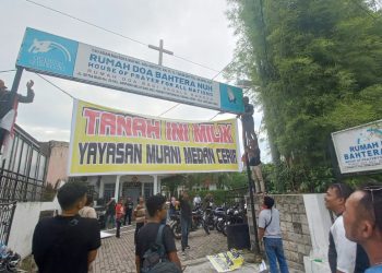 Kuasa hukum Yayasan Medan Ceria, Dwi Ngai Sinaga, S.H., M.H dan pihak ahli waris saat melakukan penyegelan terhadap Rumah Doa Bahtera Nuh di Jalan Setia Budi, Medan Tuntungan (Foto  Romulo)
