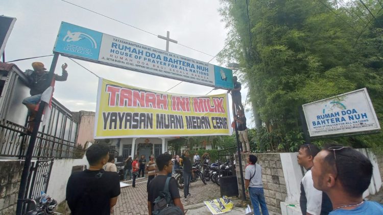 Kuasa hukum Yayasan Medan Ceria, Dwi Ngai Sinaga, S.H., M.H dan pihak ahli waris saat melakukan penyegelan terhadap Rumah Doa Bahtera Nuh di Jalan Setia Budi, Medan Tuntungan (Foto Romulo)