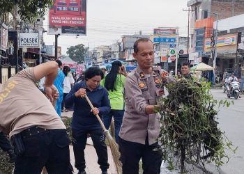 Wakapolsek Sianțar Utara IPTU Irfansyah Siregar pimpin gotong royong bersama