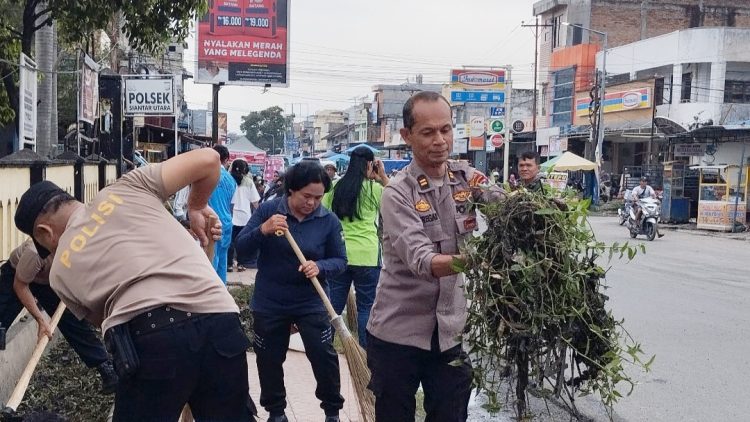 Wakapolsek Sianțar Utara IPTU Irfansyah Siregar pimpin gotong royong bersama