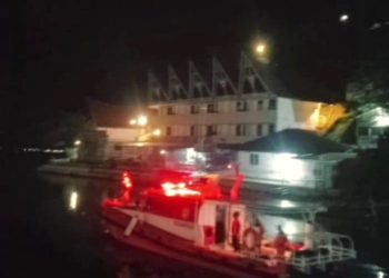 Sejumlah tim SAR melakukan pencarian korban tengelam di alur jembatan Tano Ponggol hingga ke Danau Toba yang sudah memakan waktu selama dua hari. (Foto Ist)