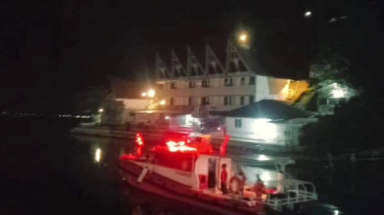 Sejumlah tim SAR melakukan pencarian korban tengelam di alur jembatan Tano Ponggol hingga ke Danau Toba yang sudah memakan waktu selama dua hari. (Foto Ist)