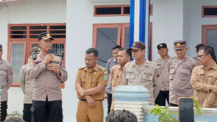 Kapolsek Tanah Jawa Kompol Asmon Bufitra SH. MH pimpin pengamanan aksi unjuk rasa damai Aliansi Masyarakat Tangga Batu Bersatu di Kantor Nagori Tangga Batu.