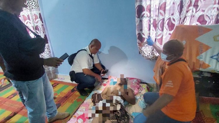 Kanit Reskrim IPTU Fritsel G.Sitohang, SH. MH bersama Tim Inafis saat melihat kondisi jenajah korban di rumah duka