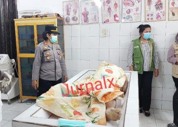 Kapolseķ Sianțar Utara AKP Jahrona Sinaga SH saat evakuasi jenajah korban diruangan jenajah RSUD dr Djasamen Saragih