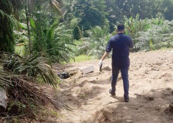 Personil Polsek Tanah Jawa saat evakuasi jenajah korban RS di TKP