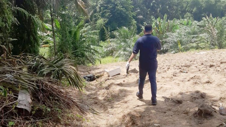 Personil Polsek Tanah Jawa saat evakuasi jenajah korban RS di TKP