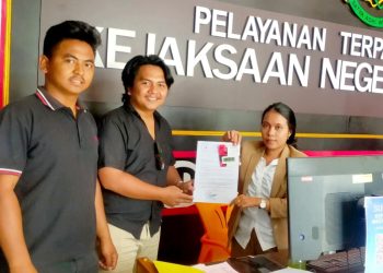 Ketua GMMUR, Gideon didampingi Andry Napitupulu saat berikan Data Tambahan kepada petugas PTSP Kejari Simalungun