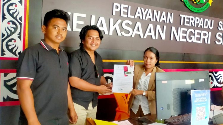 Ketua GMMUR, Gideon didampingi Andry Napitupulu saat berikan Data Tambahan kepada petugas PTSP Kejari Simalungun