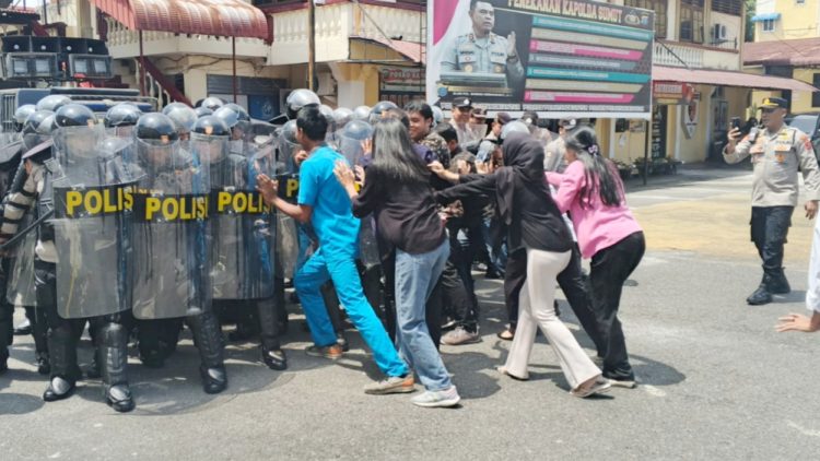 Para personil Polres Pematangsiantar saat latihan Dalmas