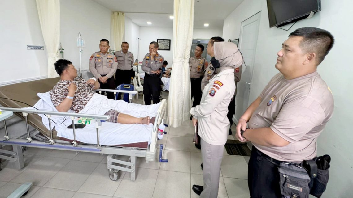 Kasat Samapta AKP Mariduk Tambunan, SH, MH bersama KBO IPTU Pitra Jaya, SH, para Kanit, personil dan ASN Sat Samapta saat menjenguk AIPDA Olo Lastiar Simatupang