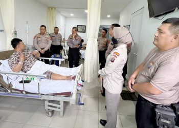 Kasat Samapta AKP Mariduk Tambunan, SH, MH bersama KBO IPTU Pitra Jaya, SH, para Kanit, personil dan ASN Sat Samapta saat menjenguk AIPDA Olo Lastiar Simatupang