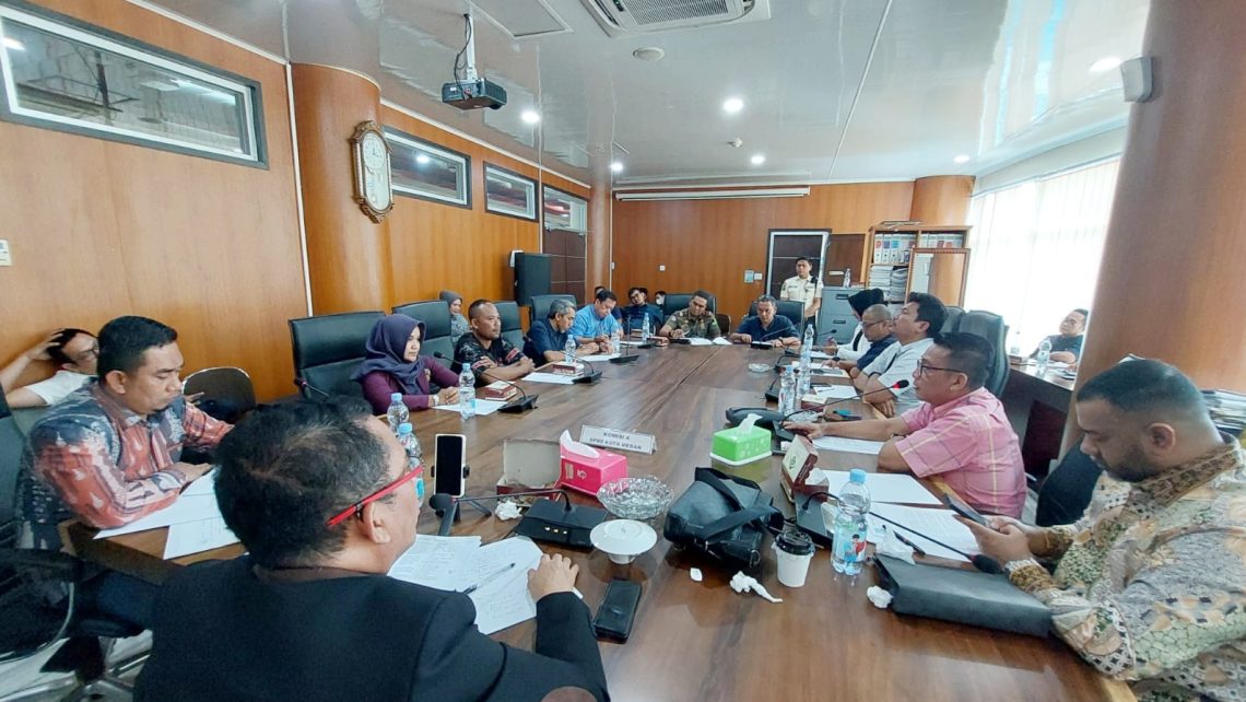 Komisi 4 DPRD Medan dipimpin Paul Mei Anton Simanjuntak saat mengelar Rapat Dengar Pendapat (RDP) terkait pagar di Jalan Amal Gg Melati Medan Sunggal. (Foto Ist)