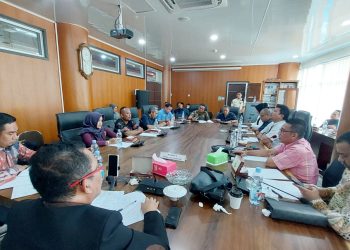 Komisi 4 DPRD Medan dipimpin Paul Mei Anton Simanjuntak saat mengelar Rapat Dengar Pendapat (RDP) terkait pagar di Jalan Amal Gg Melati Medan Sunggal. (Foto Ist)