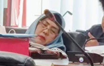 Anggota DPRD Pematangsiantar Nurlela Sikumbang yang tertidur. (Foto Ist)