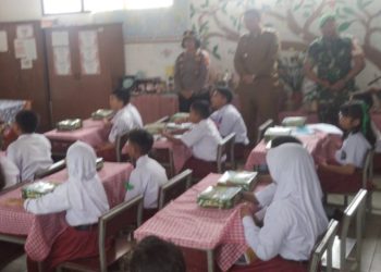 Kapolsek Sianțar Utara AKP Jahrona Sinaga SH hadiri pemberian Makanan Sehat Bergizi di SD Negeri 124395 Jalan Nagur