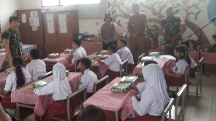 Kapolsek Sianțar Utara AKP Jahrona Sinaga SH hadiri pemberian Makanan Sehat Bergizi di SD Negeri 124395 Jalan Nagur