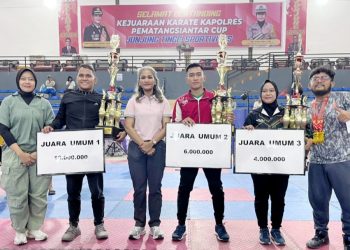 Kapolres Pematangsiantar AKBP Sah Udur T.M. Sitinjak SH.SIK. MH, Ketua Panitia IPTU Friska Susana SH dan sekretaris Irham Taufik Hasibuan photo bersama ketiga Tim yang juara