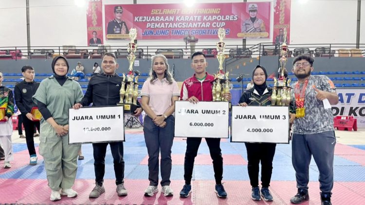 Kapolres Pematangsiantar AKBP Sah Udur T.M. Sitinjak SH.SIK. MH, Ketua Panitia IPTU Friska Susana SH dan sekretaris Irham Taufik Hasibuan photo bersama ketiga Tim yang juara
