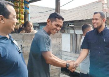 Wakil Ketua DPRD Medan, Hadi Suhendra saat kunjungan ke kawasan Kampung Nelayan Sebrang, Kelurahan Belawan I terkait persoalan listrik. (Foto Ist)