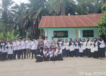 Kapolseķ Tanah Jawa Kompol Asmon Bufitra SH. MH Irup bendera di SMP MTS Negeri 3 Tanah Jawa