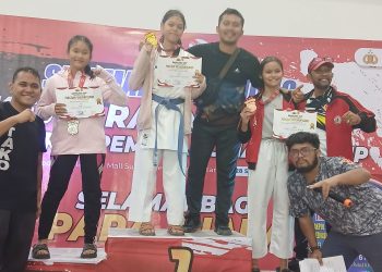 Ketua Tako Sergai, Lando Rajagukguk S.Pd, M.Si dampingi salah satu atlet yang raih medali emas