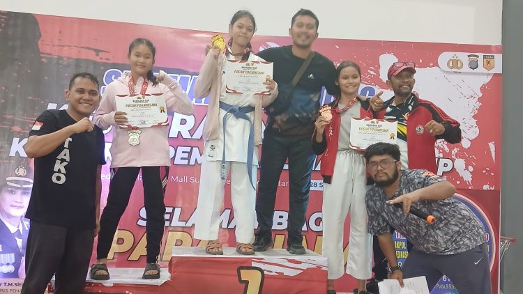 Ketua Tako Sergai, Lando Rajagukguk S.Pd, M.Si dampingi salah satu atlet yang raih medali emas