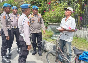 Kasi Propam AKP Demonstar bersama personil saat bagikan beras kepada masyarakat