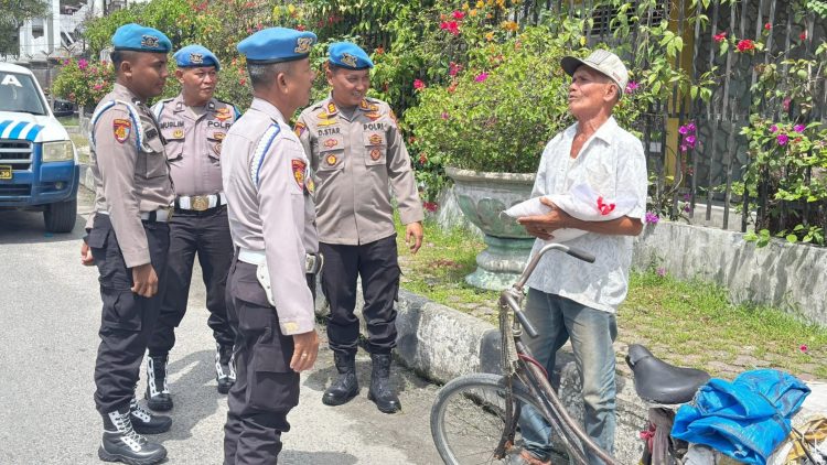 Kasi Propam AKP Demonstar bersama personil saat bagikan beras kepada masyarakat