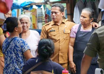 Sekda Pematangsianțar saat berinteraksi dengan pedagang