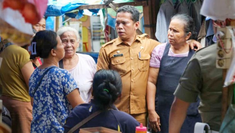 Sekda Pematangsianțar saat berinteraksi dengan pedagang