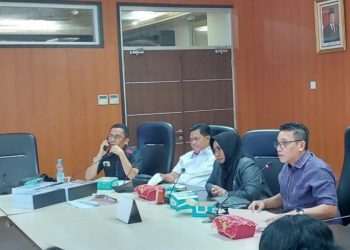 Ketua Pansus Rancangan Perda (Ranperda) Pencegahan dan Penanggulangan Kebakaran (P2K) DPRD Medan dipimpin Edwin Sugesti didampingi Wakil Ketua Pansus Lailatul Badri dan anggota Jusuf Ginting dan Paul Mei Anton Simanjuntak. (Foto Ist)