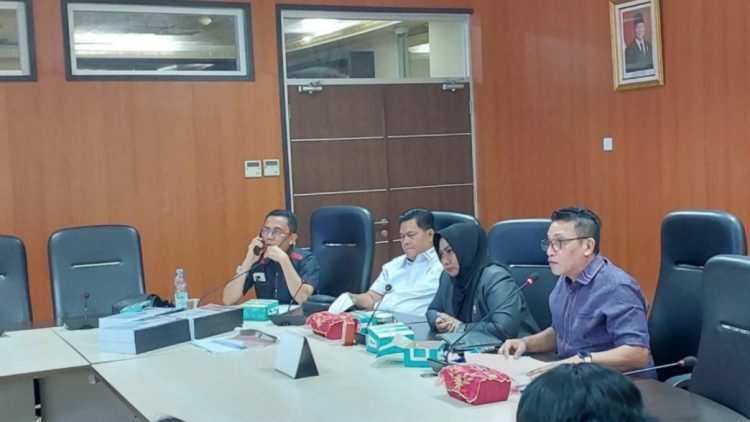 Ketua Pansus Rancangan Perda (Ranperda) Pencegahan dan Penanggulangan Kebakaran (P2K) DPRD Medan dipimpin Edwin Sugesti didampingi Wakil Ketua Pansus Lailatul Badri dan anggota Jusuf Ginting dan Paul Mei Anton Simanjuntak. (Foto Ist)