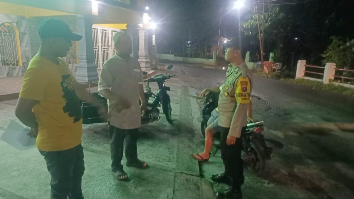 personil piket Polsek Siantar Barat melakukan pengecekan di Jalan Singosari Gang Sumber Sari