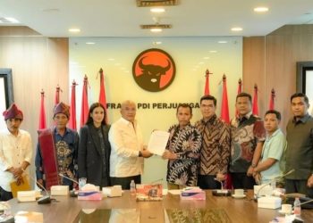 Wakil Ketua Komisi XII DPR RI Donny Maryadi Oekon, anggota Komisi VII DPR RI Bane Raja Manalu, dan anggota Komisi VII DPR RI Maria Lestari saat menerima pengaduan warga soal PT TPL dan PT Gruti. (Foto Ist)